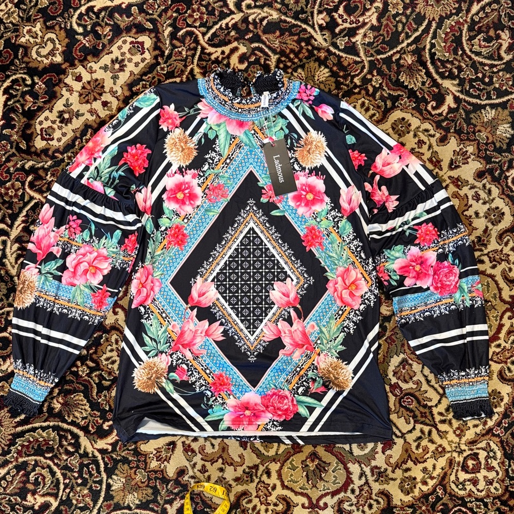 Boho Chic Ladmous NWT Smocked Sleeve and neck Large floral Top